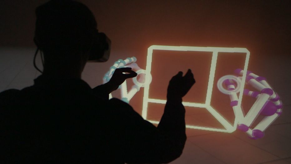 Leap сделали портативный сенсор управления жестами для VR