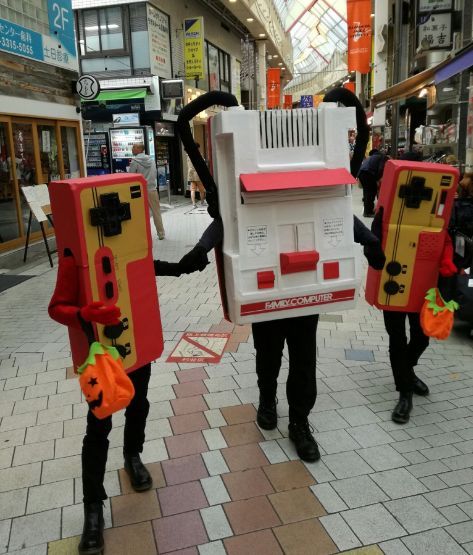 Японская семья сделала костюм NES на Хэллоуин