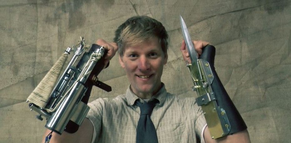 Британский сантехник воспроизводит необычное оружие из игр и фильмов