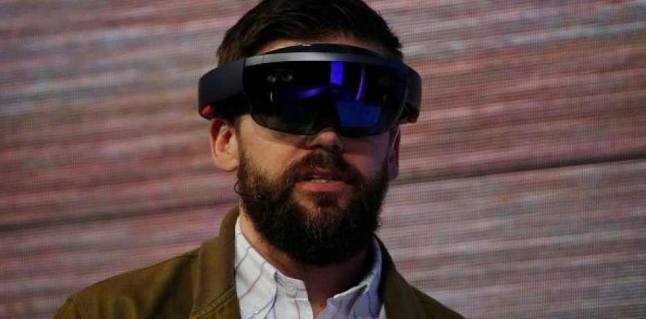 Microsoft     HoloLens